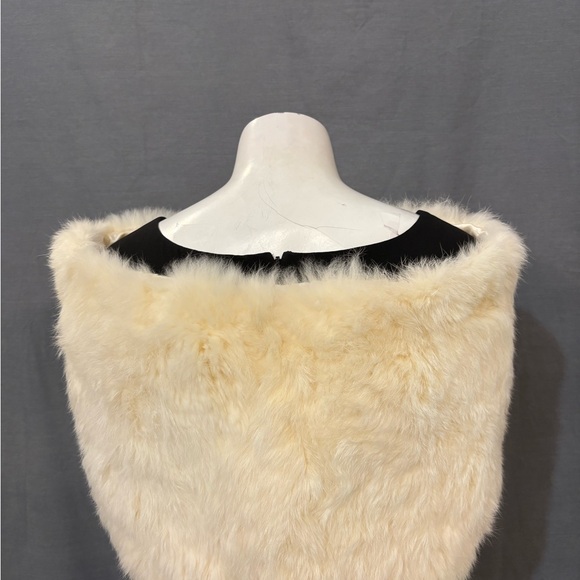 Elegant Cream Fur Women's Cape - Picture 2 of 5